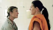 Nach ihrer Verurteilung kehrt Ines (Freya Trampert, li.) nach Reutlitz zurück und glaubt, sich jetzt an Walter (Katy Karrenbauer) rächen zu können. Doch sie hat nicht mit der Loyalität der Frauen Walter gegenüber gerechnet...