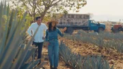 Eva Longoria und Salvador Rosales Trejo unterhalten sich auf seiner Agavenplantage.