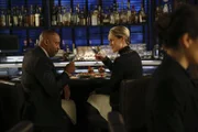 Während das Navy-Team nach einem Unbekannten sucht, der McGees Apartment zerstört hat, versucht Kongressabgeordnete Flemming (Mary Stuart Masterson, r.), Direktor Vance (Rocky Carroll, l.) davon zu überzeugen, eine Politik-Karriere einzuschlagen ...