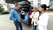Mutter Bettina und Tochter Mona haben Kinderkleidung ausgemistet...