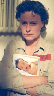 Melanie (Sigrid M. Schnückel), die sich entschlossen hat, schwanger zu werden, wird von Brock mit ihrer kriminiellen Realität konfrontiert. Damit hat er sie tief in ihrem Selbstwertgefühl getroffen.