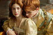 Catherine of Aragon (Charlotte Hope, l.); Prince Harry Tudor (Ruairi O'Connor, r.)
