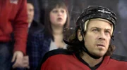 Um einen unschuldigen Eishockeyspieler zu schützen, schmuggelt sich Eliot Spencer (Christian Kane) in dessen Team.