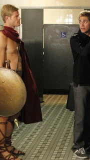 Die gefundenen Juwelen führen zu einem als Spartacus verkleideten Mann, der Greg in den Waschraum führt, in dem ihm sein Kostüm gestohlen wurde.