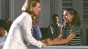 Lilli (Anna Herrmann, re.) wünscht ihrer Mutter Anna (Bettina Kramer) vor der Urteilsverkündung alles Gute.