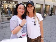 Claudia K. (r.) zusammen mit ihrer Shoppingbegleitung Claudia M..