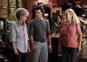 (v.l.n.r.) Connie "Meemaw" Tucker (Annie Potts); Georgie Cooper (Montana Jordan); Mandy (Emily Osment)