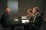 Um dem Wunsch einer im Sterben liegenden Matrosin nachzukommen, rollen Quinn (Jennifer Esposito, 2.v.r.) und McGee (Sean Murray, r.) einen alten Fall neu auf, der ursprünglich als Unfall abgetan wurde. Offensichtlich wurde bei den Ermittlungen ein entscheidendes Detail übersehen ...