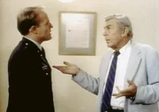 Matlock (Andy Griffith) unterhält sich mit Hauptmann Campell (Gregg Henry, li.).