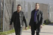 Nachdem ein Unbekannter McGees (Sean Murray, r.) Apartment völlig zerstört hat, fahnden McGee und Torres (WIlmer Valderrama, l.) nach einem der noch lebenden Tätern. Hat der Einbrecher möglicherweise etwas gesucht, das ein dreifach-Mörder dort vor 15 Jahren versteckt hat?
