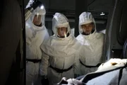 Machen nach Abbys Undercover-Einsatz eine grausame Entdeckung: Gibbs (Mark Harmon, l.), Ducky (David McCallum, M.) und Torres (Wilmer Valderrama, r.) ...