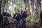Das Five-0 Team muss in einem neuen Fall ermitteln. Dabei stoßen sie jedoch auf Michelle Shiomas Clan und müssen selbst um ihr Leben fürchten: Steve (Alex O'Loughlin, vorne r.), Danny (Scott Caan, vorne l.) und Chin (Daniel Dae Kim, 5.v.r.) ...