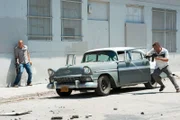 Jesse Porter (Coby Bell, l.) und Sam Axe (Bruce Campbell)  Die Verwendung des sendungsbezogenen Materials ist nur mit dem Hinweis und Verlinkung auf TVNOW gestattet.