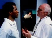 Der Vice-Cop Tubbs (Philip Michael Thomas, li.) wird hilflos Zeuge einer Exekution, die der gefährliche Psychopath Jake Manning (John P. Ryan) in seinem Hause inszeniert.