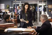 Frankie Rizzoli Jr. (Jordan Bridges, l.) und Detective Korsak (Bruce McGill) suchen nach einem Hinweis, der die Unschuld eines alten Bekannten beweist. Jane Rizzoli (Angie Harmon) findet tatsächlich einen Anhaltspunkt, der sie zum wahren Täter führen könnte.