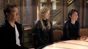 (v.l.): Nathan Ford (Timothy Hutton), Parker (Beth Riesgraf) und Sophie Devereaux (Gina Bellman) helfen einem Eishockeyspieler, dessen Mannschaftführer dubiöse Absichten hat. Nur welche?
