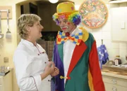 Armin (Rainer Will, r.) ist vor seinem Auftritt sehr aufgeregt. Susanne (Heike Jonca, l.) versucht ihn zu beruhigen ...