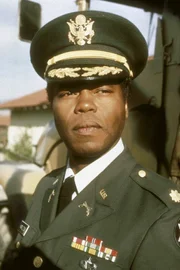 Major Hamilton (Georg Stanford Brown) hält den Gefreiten Hughes für unschuldig.