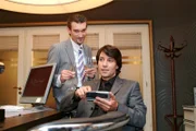 Richard (Karim Köster, l.) und Viktor (Roman Rossa, r.) können die Übernahme von Kerima Moda kaum erwarten ...