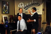 "How I Met Your Mother", "Gutes neues Jahr." Am Neujahrstag besucht Marshall das Grab seines geliebten Vaters, um ihn vom ereignsireichen Silvesterabend zu erzählen: nachdem Barney und Ted wieder einmal der Willkür eines Türstehers ausgeliefert waren, entscheiden sie, endlich ihren langgehegten Traum von der eigenen Bar zu verwirklichen. Robin macht inzwischen Karriere bei ihrem Sender. Und Lily eröffnete ihrem Vater, dass sie schwanger ist. Im Bild (v.li.): Josh Radnor (Ted Mosby), Neil Patrick Harris (Barney Stinson)