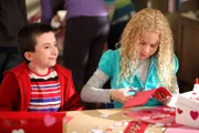 Ob Brick (Atticus Shaffer, l.) Chancen bei der hübschen Autumn (Isabella Acres, r.) hat? Mit seiner tollen Valentinskarte kann er zumindest schon einmal punkten ...