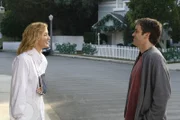 Lynette (Felicity Huffman, l.) ist völlig hysterisch, nachdem sie die Fotos der halbnackten Jungs in Arts (Matt Roth, r.) Keller entdeckt, doch die Polizei will nichts von ihren Verdächtigungen hören ...
