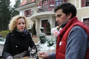 Natascha (Melanie Wiegmann, l.); Konstantin (Moritz Tittel, r.)