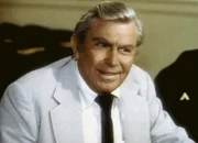 Matlock (Andy Griffith) erkundigt sich bei einem Offizier nach Sergeant Parker.