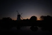 Windmühlen haben in Dänemark eine Jahrhunderte lange Tradition - ein dänischer Lehrer gilt sogar als Begründer der modernen Windtechnologie im 19. Jahrhundert. Windmühlen haben in Dänemark eine Jahrhunderte lange Tradition - ein dänischer Lehrer gilt sogar als Begründer der modernen Windtechnologie im 19. Jahrhundert.