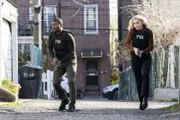 Ray Cannon (Edwin Hodge, l.); Nina Chase (Shantel VanSanten, r.)