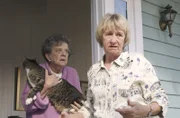 Ida Greenberg (Pat Crawford Brown, l.) und Mrs. McCluskey (Kathryn Joosten, r.) haben die Nachbarschaft unter Kontrolle ...