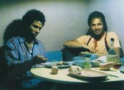 Sonny Crockett (Don Johnson, re.) und Ricardo Tubbs (Philip Michael Thomas) müssen Albert Lombard bewachen. Lombard will gegen Librizzi vor Gericht aussagen und deshalb ist sein Leben in Gefahr.