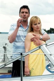 Hendrik (Ulrich Drewes) vergnügt sich mit Annika (Sylwia von Wildburg) auf dem Boot. Er will Annika dafür einsetzen, Britta eine Falle zu stellen...