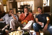 Tom (Doug Savant, M.) trifft sich mit Carlos (Ricardo Antonio Chavira, l.) und Mike (James Denton, r.), um Football zu sehen. Mike nutzt die Gelegenheit und fragt die beiden, was für ein Mensch er vor seinem Unfall gewesen ist.
