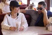 Während Quinn (Jennifer Esposito, l.) und Torres (Wilmer Valderrama, r.) sich vor dem Marathon-Training drücken, muss das NCIS-Team einen alten Fall neu aufrollen und feststellen, dass Collins Tod gar kein Unfall war. Der Fall weckt bei Torres tragische Erinnerungen ...