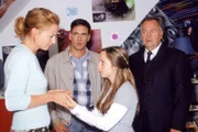Jenny Schweiger (Lea Gimpel) gibt durch eine zufällige Bermerkung den Beamten Bonhoff (Wolfgang Krewe, 2.v.li.) und Kehler (Wolfgang Bathke) einen wichtigen Hinweis zum Tod ihres Vaters. (li.: Franziska Schlattner als Anke Corell)