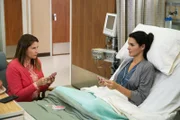 Angela (Lorraine Bracco, l.) steht ihrer Tochter Jane (Angie Harmon) nach einem Schicksalsschlag zur Seite: Sie hat ihr ungeborenes Kind verloren.    +++