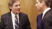 Zwischen dem Verteidiger Jenson (Richard Thomas, li.) und Staatsanwalt Cutter (Linus Roache) kommt es zum verbalen Schlagabtausch.