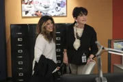 Alex Quinn (Jennifer Esposito, l.) eilt ihrer Mutter Marie Quinn (Mercedes Ruehl, r.) zu Hilfe, als sie eine Nachricht von ihr erhält. Was ist passiert?