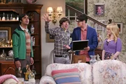 Eines wissen Bernadette (Melissa Rauch, r.) und Raj (Kunal Nayyar, l.) mit Sicherheit: Wenn Howard (Simon Helberg, 2.v.l.) mit magischen Tricks anfängt, hauen die Leute ab. Auch Josh (Matt Bennett, 2.v.r.)?