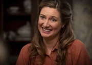 Mary Cooper (Zoe Perry)