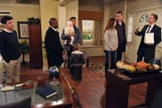 Verbringen Thanksgiving gemeinsam: Ted (Josh Radnor, l.), James (Wayne Brady, 2.v.l.), Lily (Alyson Hannigan, 3.v.r.), Tom (Jai Rodriguez, 4.v.r.), Marshall (Jason Segel, 2.v.r.) und Barney (Neil Patrick Harris, r.) ...