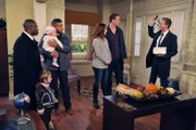 Zu Thanksgiving treffen sich Ted, Robin, James (Wayne Brady, 2.v.l.), Lily (Alyson Hannigan, 3.v.r.), Tom (Jai Rodriguez, 4.v.r.), Marshall (Jason Segel, 2.v.r.) und Barney (Neil Patrick Harris, r.) in Long Island ...