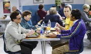 Der Valentinstag steht bevor und die Jungs haben alle ganz spezielle Pläne: Sheldon (Jim Parsons, 2.v.r.) plant eine Spezialausgabe von "Fun with Flags", Leonard (Johnny Galecki, l.) hat ein Date mit Penny, Howard (Simon Helberg, 2.v.l.) will mit Bernadette ihren neuen Hot Tub ausprobieren und Raj (Kunal Nayyar, r.) entschließt sich, mit Emily Schluss zu machen ...