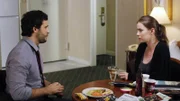 Det. Lupo (Jeremy Sisto) befragt Raineys Angestellte Paige Regan (Betty Gilpin), die aussagt, dass ihr Chef das Tatfahrzeug an dem Tag des Mordes gefahren hat.