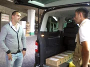 Mauro Corradino (re.) versucht durch harte Verhandlungen soviel Geld wie möglich für die Bad-Renovierung zu erstehen...