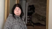Pamela sagt dem Geist in ihrer Wohnung den Kampf an.