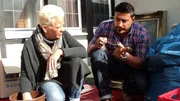 Claudia und Trödelprofi Sükrü Pehlivan beim Sortieren
