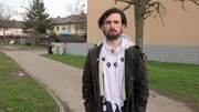 Jerrick (21) braucht dringend einen Job. Ein erster Schritt ist das Praktikum, das er gerade in der Gastronomie macht.
