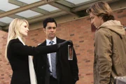 Bei ihren Recherchen stoßen Lilly (Kathryn Morris, l.) und Scott (Danny Pino, M.) auf Michael (Jordan Potter, r.) ...